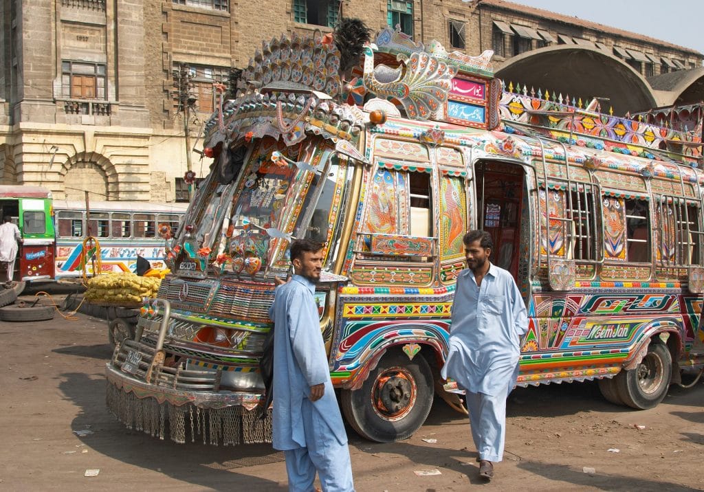 Viajar de Transportes Públicos no Paquistão